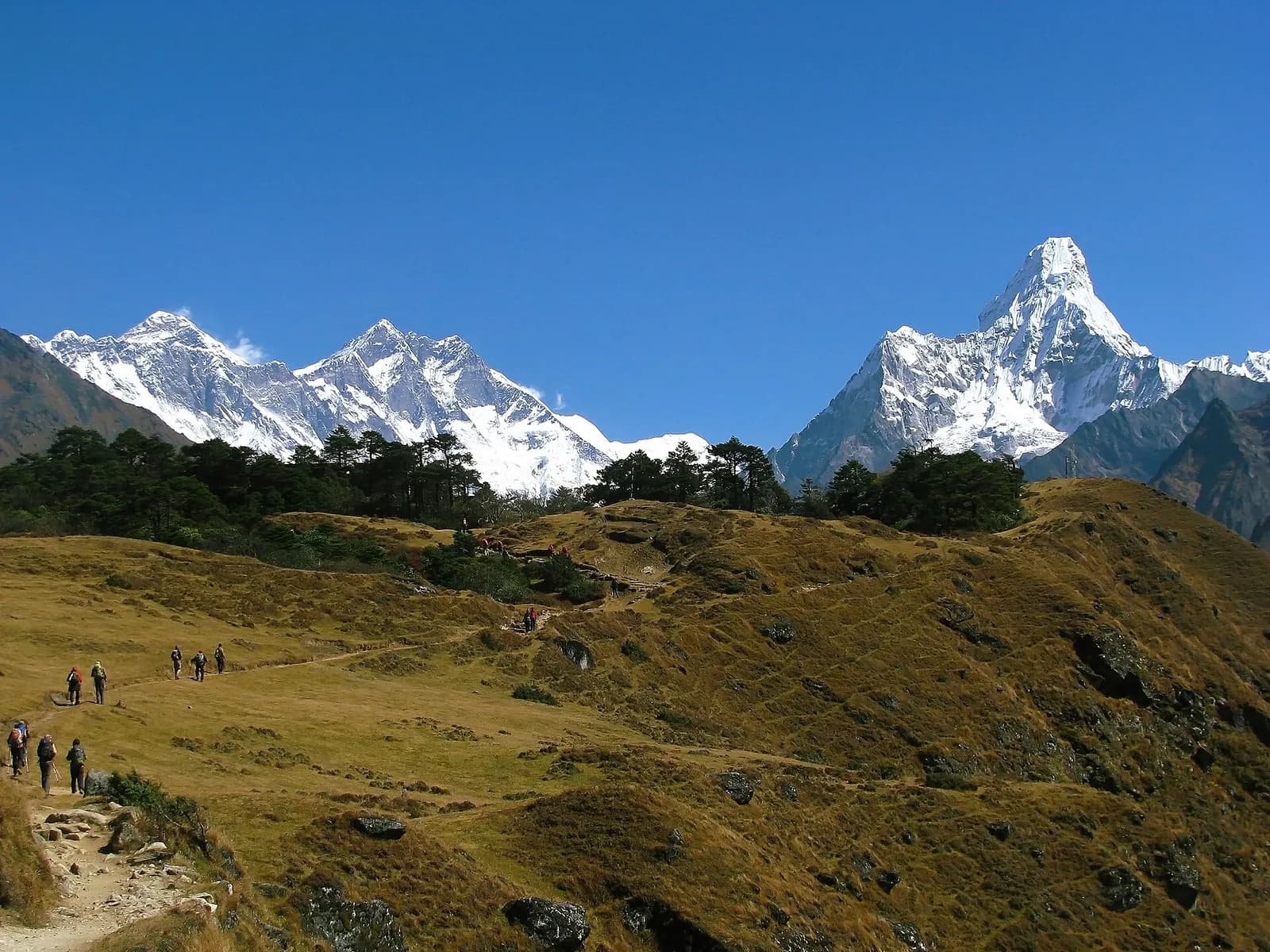Staying Connected on Himalayan Trails in 2026: NTC vs. Ncell, eSIMs, Teahouse Wi-Fi, and Offline Safety